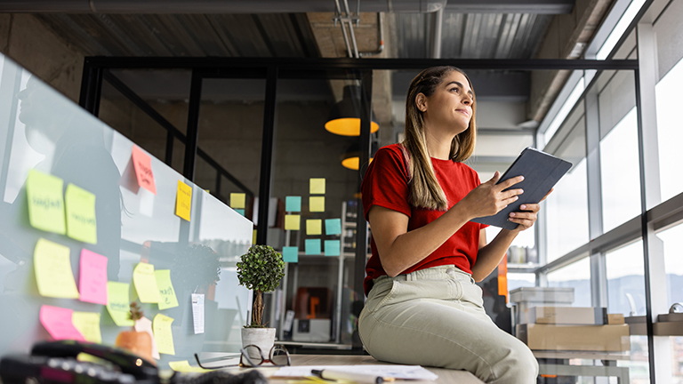 Mobile banner Raport People at Work 2023